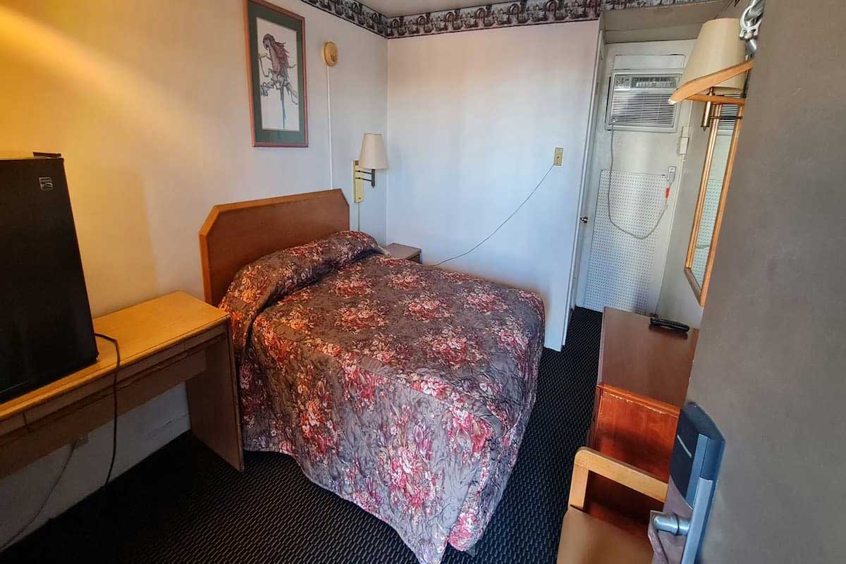 One Queen Bed, Smoking DuBois, PA